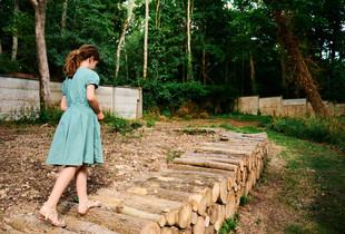 Le Rigeard : promenons-nous dans les bois Un aménagement réalisé avec des rondins au Rigeard