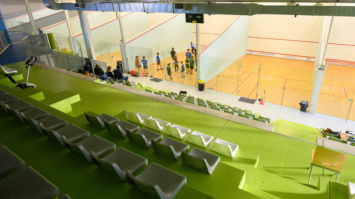 Les terrains de squash du complexe, avec ses tribunes de couleur verte