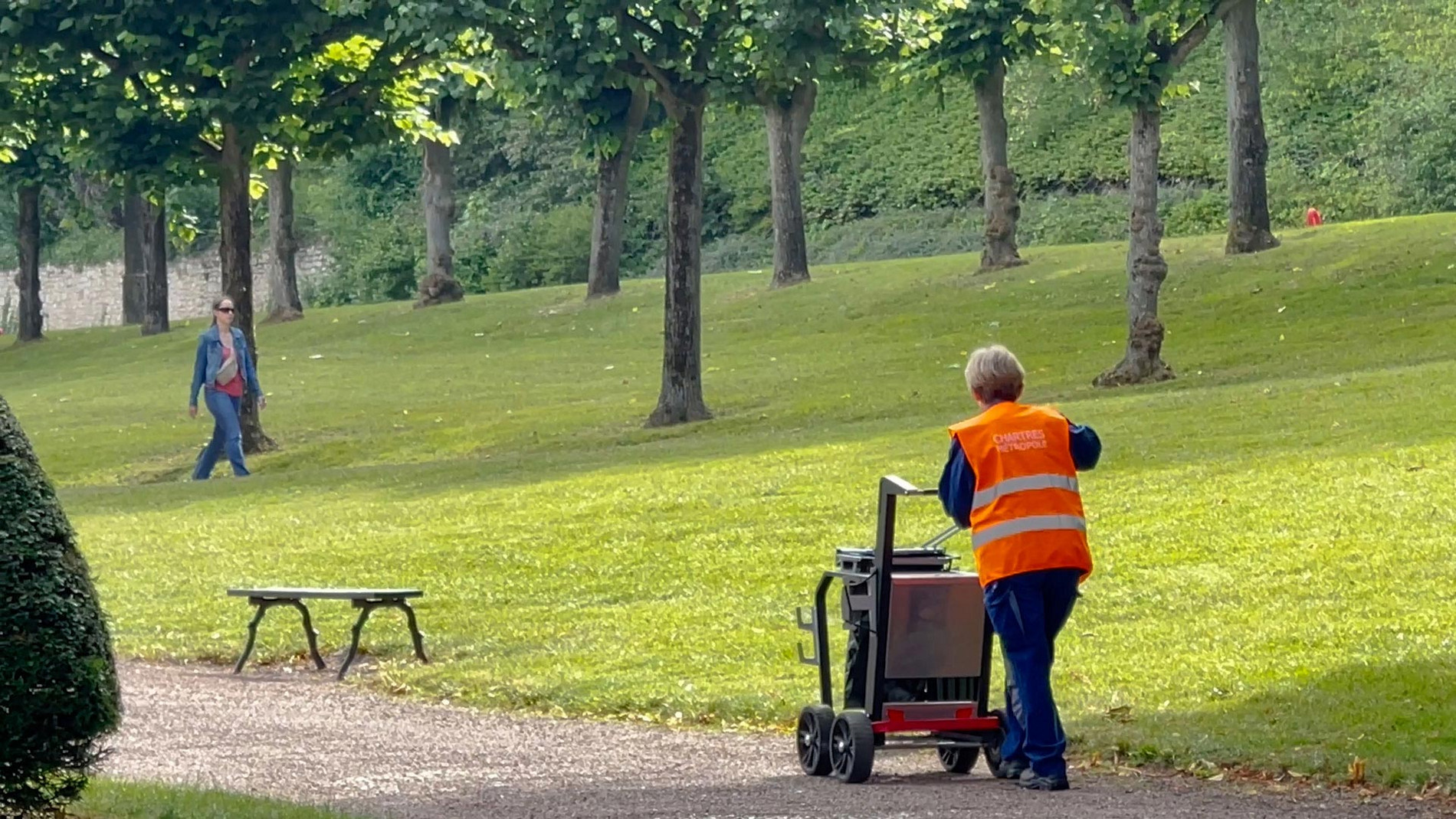 Agent de la propreté urbaine de la Ville de Chartres en train de faire sa tournée dans un parc