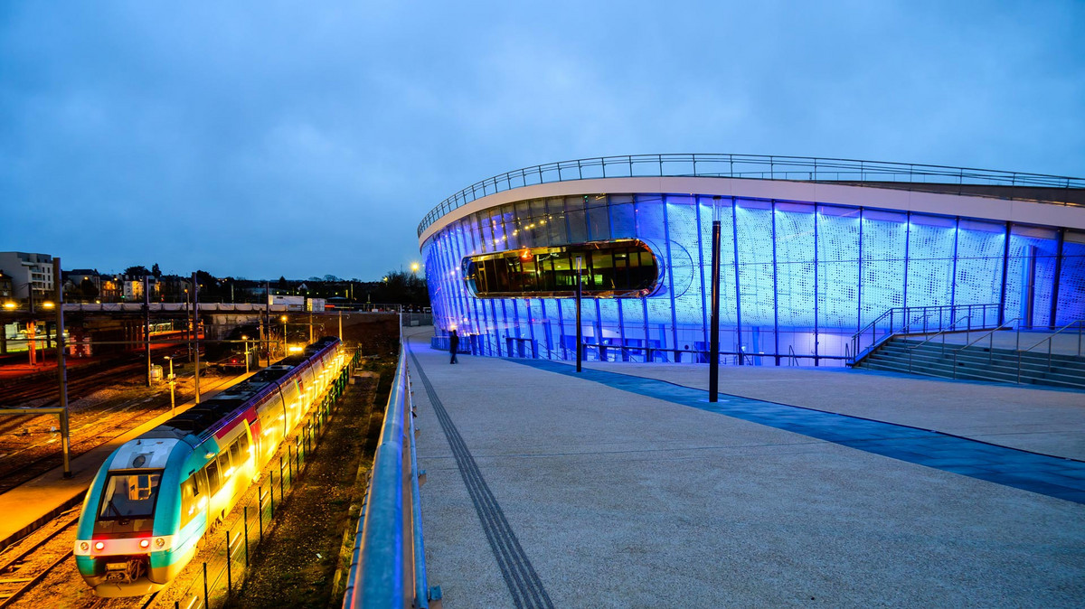 Façade illuminée en bleu du Colisée, le complexe culturel et sportif de Chartres métropole