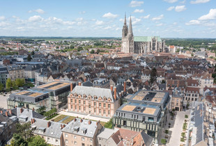 L'adoption du projet de Budget 2026 Vue aérienne du centre-ville de Chartres, avec l'hôtel de Ville au premier plan et la cathédrale en fond