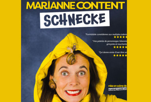 Marianne Content en jaune en premier plan de son affiche de spectacle