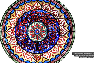 Un vitrail circulaire signé du maître-verrier Nicolas Lorin (1833-1882), découvert dans une maison de la rue de Châteaudun.