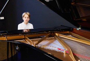 Léandre Coccitto devant son piano au conservatoire.