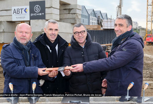 Jean-Pierre Gorges, Franck Masselus, Patrice Pichet et Bruno de Jocas tenant la symbolique première pierre du Parvis des Lumières