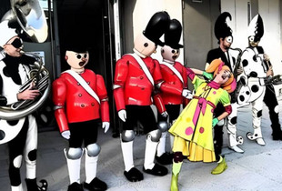 Les personnages de la parade de Noel mécanique de la compagnie ACIDU