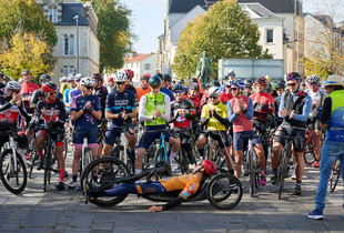 C'Team Chartres : la passion du guidon Les cyclistes participant à la course organisée par C'Team Chartres, sur la place des Épars