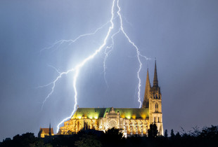 Vue sur la cathédrale de Chartres à la tombée de la nuit sous l'orage - crédit photo Xavier Delorme Chartres Objectif