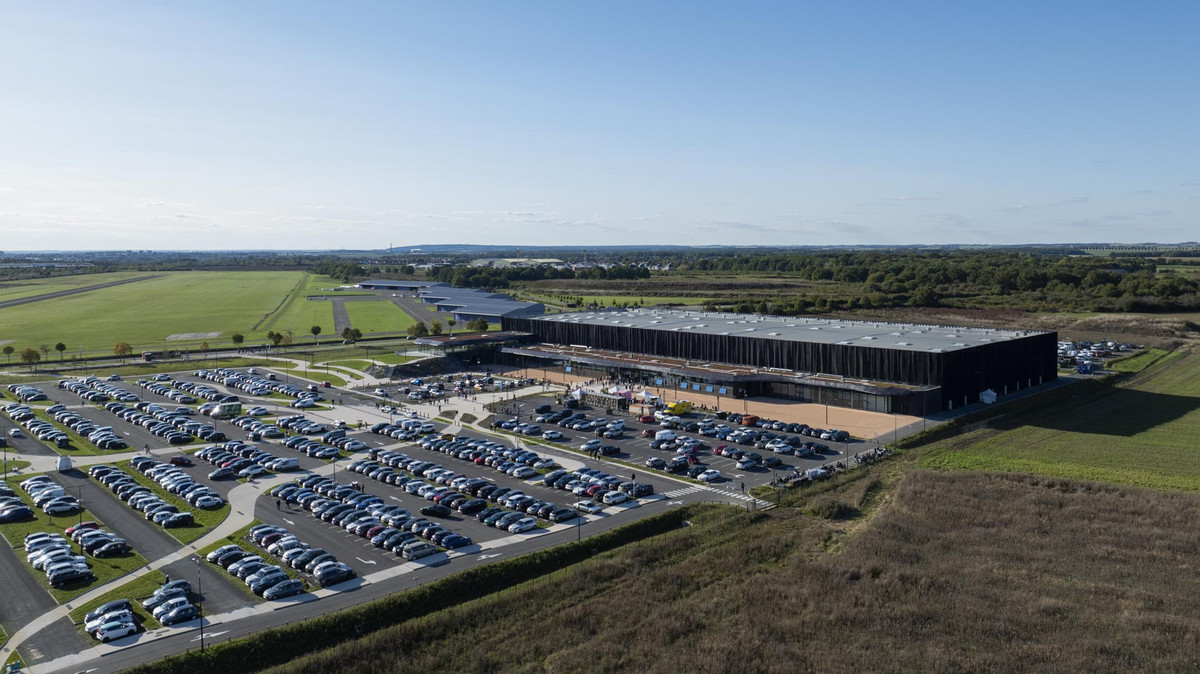 L'Illiade vu du ciel, avec sa façade prenant l'allure d'un rocher géant et son parking paysagé pour contraster