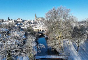 Même en hiver, votre jardin continue de vivre Le parc des Bords de l'Eure sous la neige, avec la cathédrale de Chartres en fond
