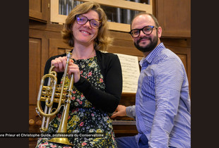 Aurore Prieur avec sa trompette, assise aux côtés de Christophe Guida, près de l'orgue