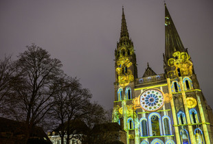 Vue sur la cathédrale de Chartres de nuit illuminée par la scénographie de Chartres en lumières