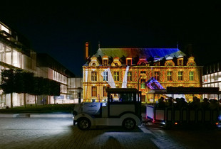 Le petit Chart'Train devant les illuminations de l'Hôtel Montescot le soir