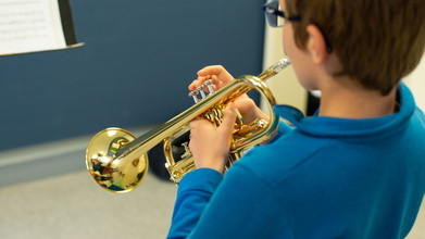 Enfant jouant de la trompette au Conservatoire de Chartres