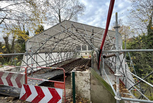 Travaux sur la passerelle menant aux Ateliers Lorin