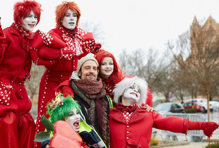 Les personnages échassiers en parade de Noël