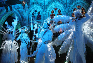 Parade lumineuse de noël avec des échassiers