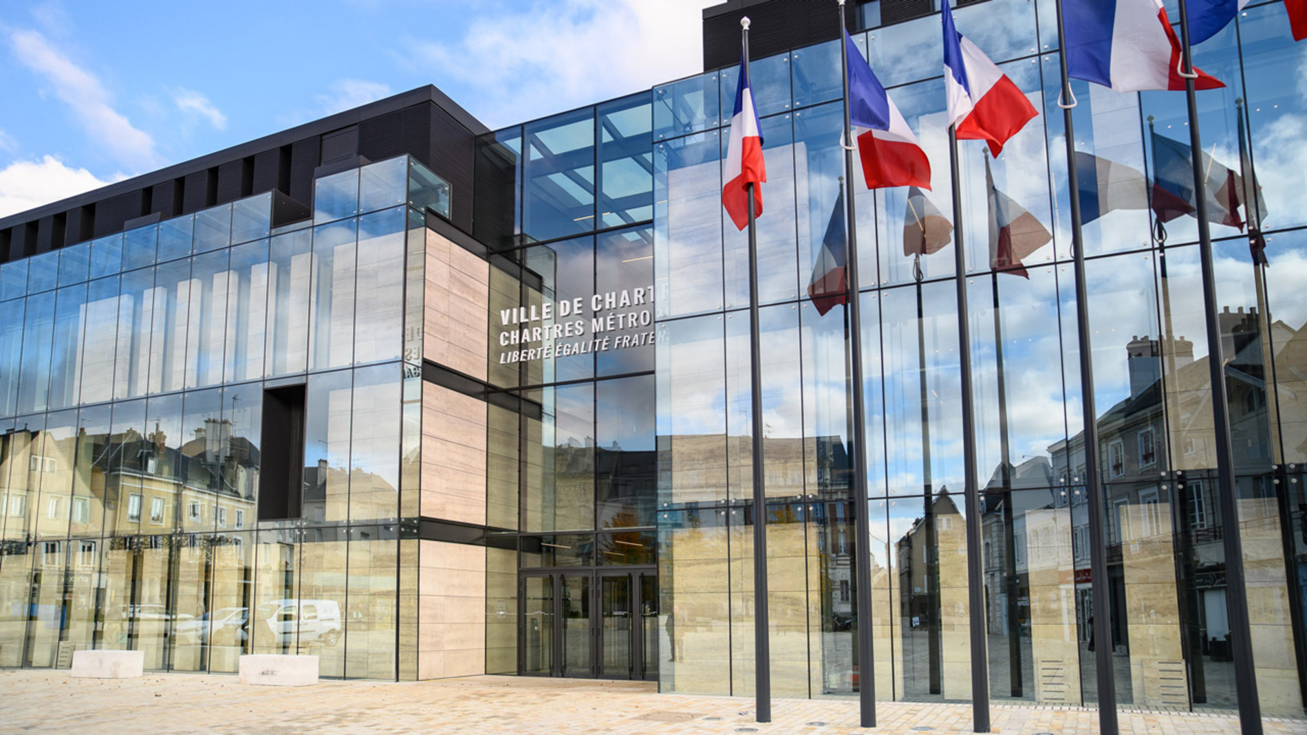 Façade de l'hôtel de Ville de Chartres, de jour avec des drapeaux