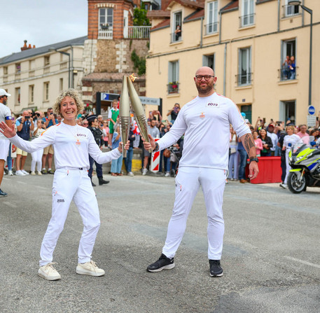 Relais de la Flamme Olympique pour les JO de Paris 2024 à Chartres