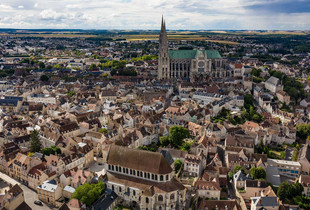 Vue aérienne sur le centre-ville historique de la ville de Chartres