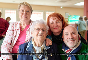 Portrait de Georgette Huet qui fête ses 100 ans, entourée de sa famille à la résidence autonomie Marcel Gaujard