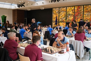 De nombreux joueurs d'Échecs en train de participer au Top 16 d'Échecs à Chartres