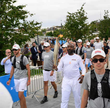 Relais de la Flamme Olympique pour les JO de Paris 2024 à Chartres