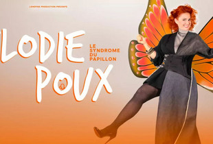 Elodie Poux avec des ailes de papillon sur l'affiche de son spectacle Le syndrome du Papillon