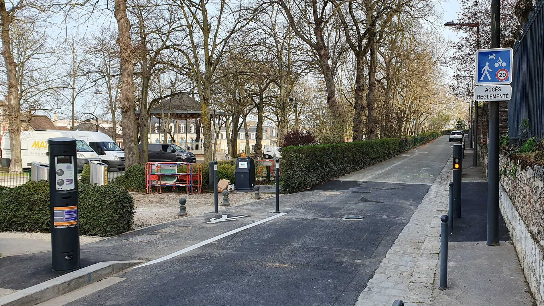 Borne d'accès de la rue du Rempart-Châtelet délimitant la nouvelle zone de rencontre – Ville de Chartres