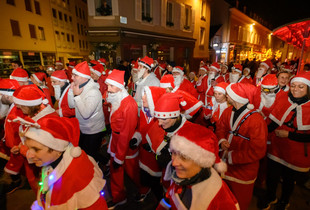 Départ des participants au footing du père Noël déguisés en père Noël