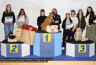 Les gagnants du concours animal en ville, derrière le podium, avec leurs animaux