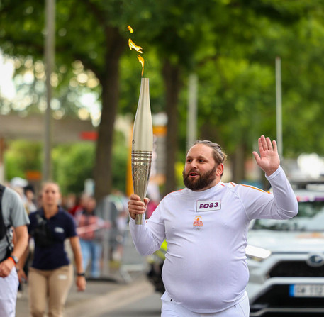 Relais de la Flamme Olympique pour les JO de Paris 2024 à Chartres