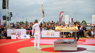 Marie Patouillet brandissant la Flamme Olympique à l'hippodrome de Chartres devant la foule