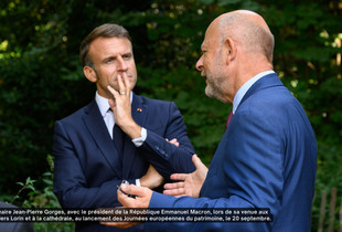 Le Maire de Chartres Jean-Pierre Gorges discute avec le Président de la République Emmanuel Macron aux ateliers Lorin