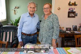 Pierre Delorme fête ses 102 ans accompagné d'Elisabeth Fromont, adjointe chargée des personnes âgées