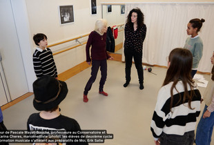 Coup de théâtre au Conservatoire Autour de Pascale Mayali-Bouche, professeure au Conservatoire et de Karina Cheres, marionnettiste (photo), les élèves de deuxième cycle en formation musicale s’attèlent aux préparatifs de Moi, Erik Satie