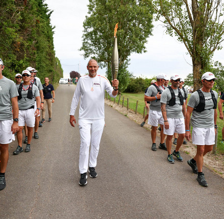 Relais de la Flamme Olympique pour les JO de Paris 2024 à Chartres