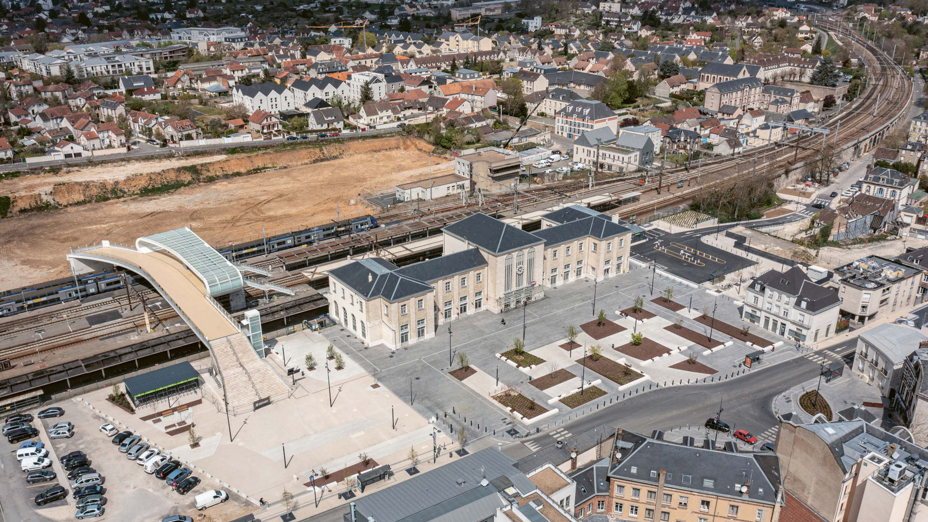 Pôle gare : vue aérienne sur la place Pierre-Sémard (avril 2021) – Ville de Chartres