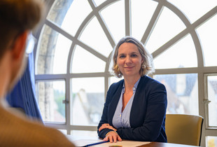 Estelle Jond-Necand, nouvelle présidente du tribunal judiciaire de Chartres, à son bureau