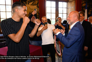 Mohamed El Baroudi, champion de boxe de France cadets (moins de 66 kg) et Jean-Pierre Gorge, maire de Chartres, lors d'une réception