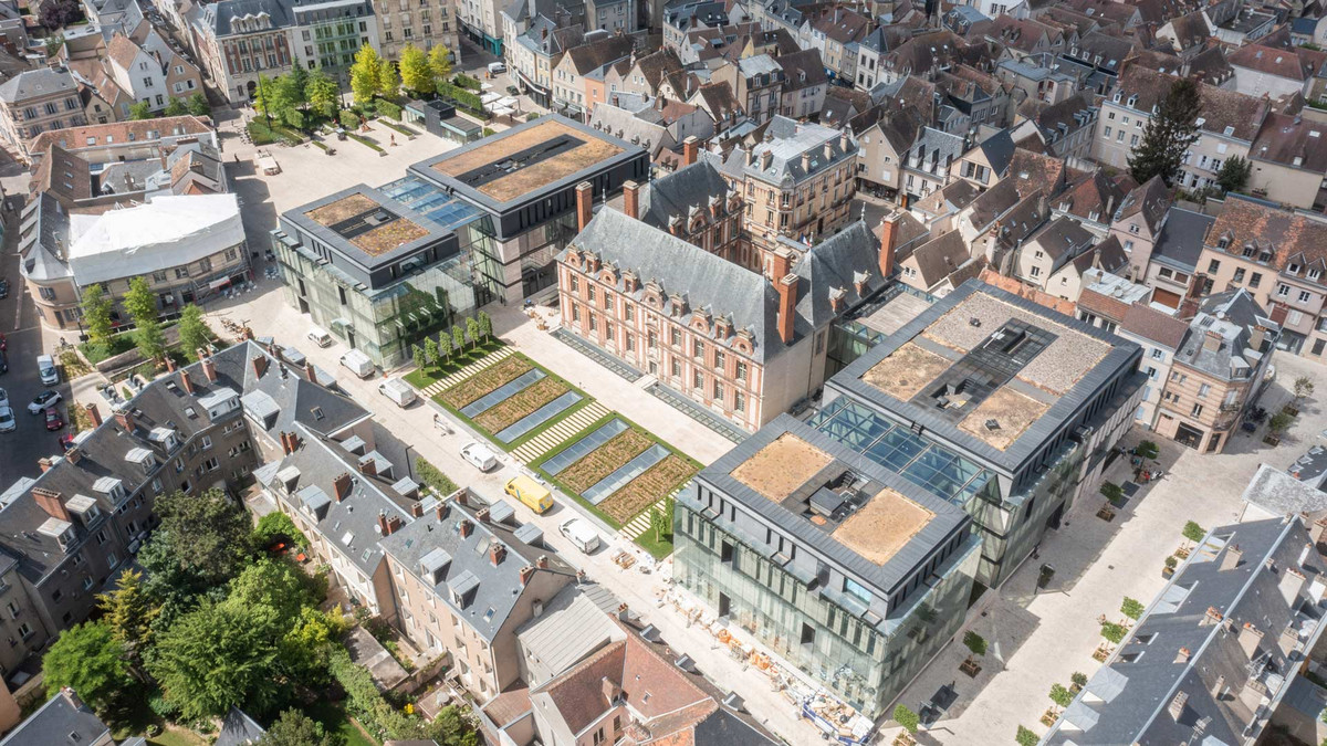 Vue aérienne sur l'hôtel de Ville et d'Agglomération, avec les ailes modernes intégrant l'hôtel Montescot et son jardin