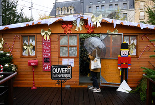 Chalet du père Noël au marché de Noël de Chartres