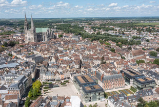 Chartres vue du ciel, avec la cathédrale et l'hôtel de Ville