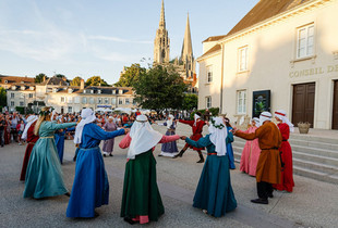 Vue sur la troupe de C'Chartres médievale en costume qui danse