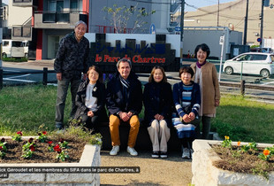 Patrick Géroudet et les membres du SIFA dans le parc de Chartres, à Sakurai