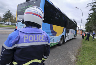 Policer observant la circulation dans un rue