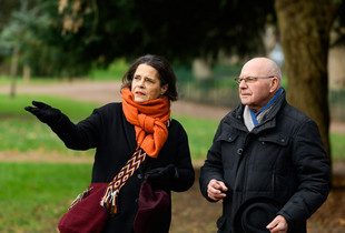 Maria Jebli-Chedeville et Michel Cohu dans le jardin d'horticulture à Chartres, examinant la végétation