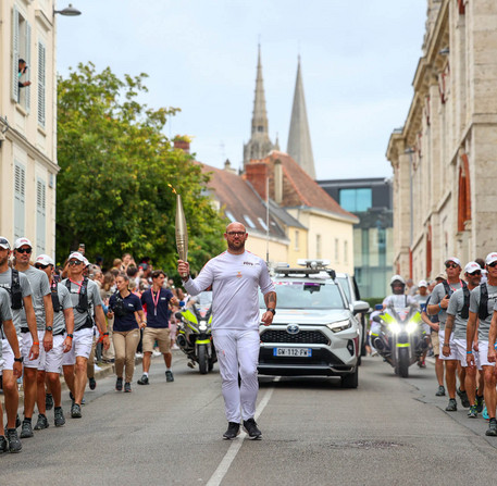 Relais de la Flamme Olympique pour les JO de Paris 2024 à Chartres