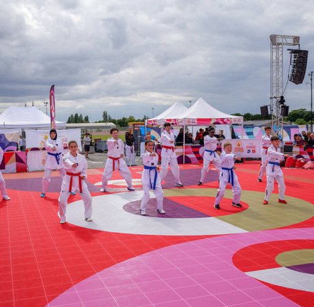 Relais de la Flamme Olympique pour les JO de Paris 2024 à Chartres