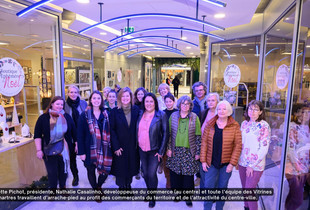 L'équipe des Vitrines C'Chartres pose dans la galerie commerciale